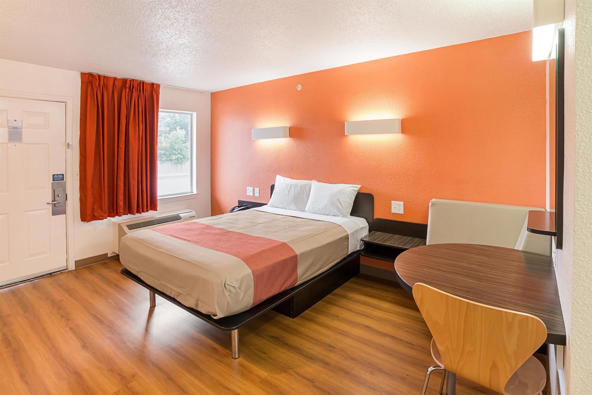 Hotel 6-grand Prairie, Tx - Near Six Flags Drive 2*