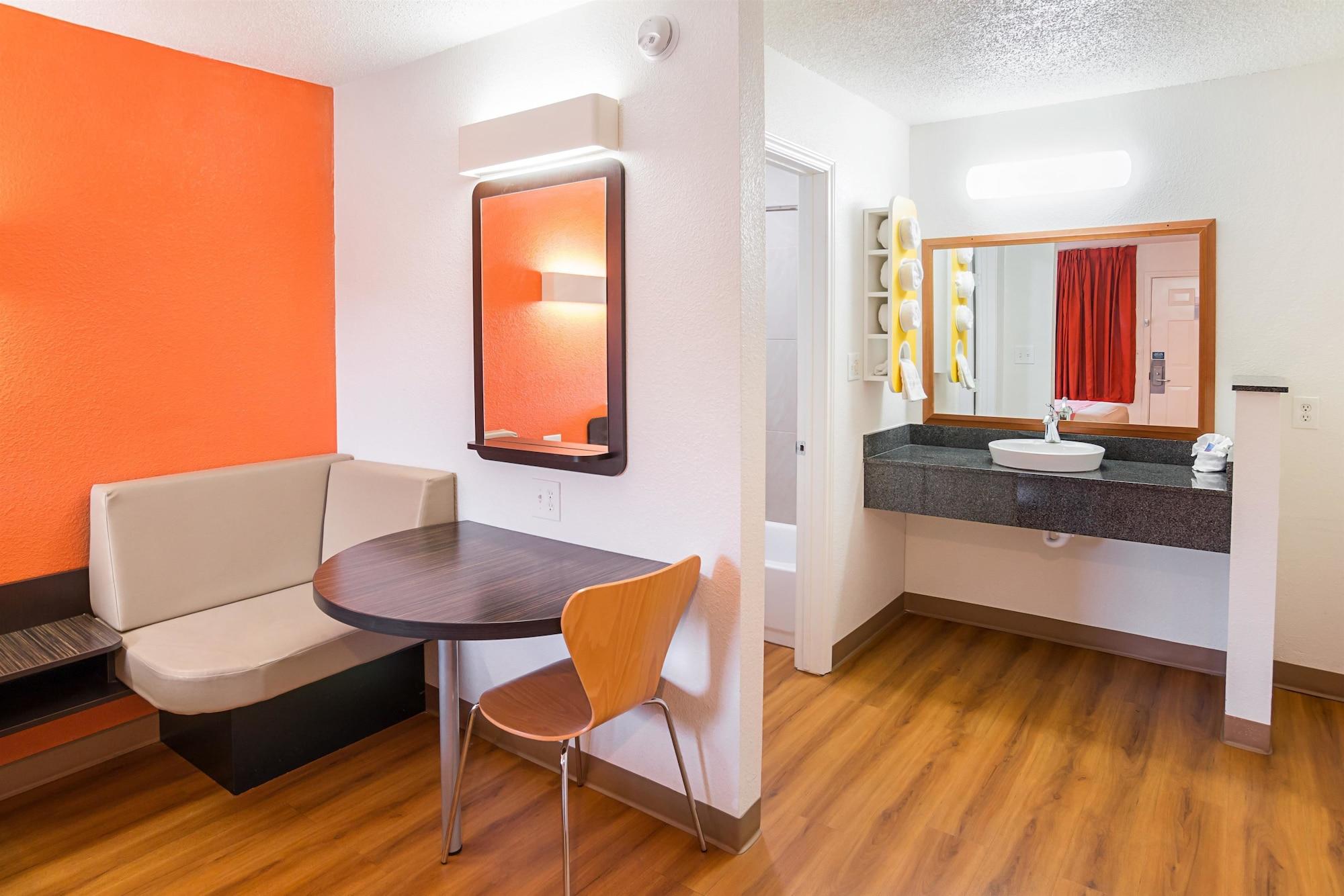 6-grand Prairie, Tx - Near Six Flags Drive Hotel 2*