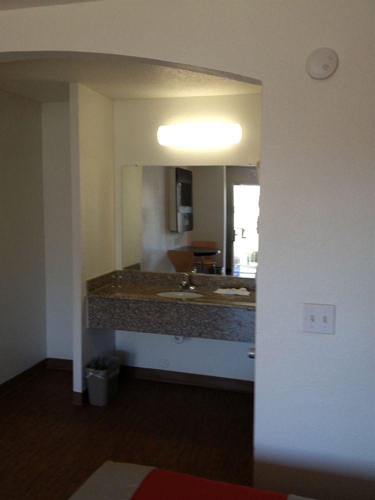 Hotel 6-grand Prairie, Tx - Near Six Flags Drive 2*